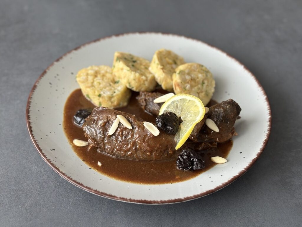 Zajíc načerno s karlovarským knedlíkem na talíři